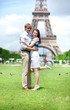 Foto: Closeup of happy positive couple hugging near the Eiffel tower Closeup of happy positive couple hugging near the Eiffel tower