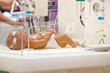 Foto: Baby im Krankenhausbettchen Baby im Krankenhausbettchen
