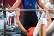 Trainer und Frau im Fitnessstudio