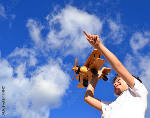 Photo: Kind mit Flugzeug Kind mit Flugzeug
