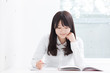 勉強する女の子