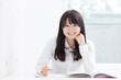 勉強する女の子