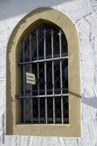 Photo: Schild Einfahrt freihalten an einem vergitterten Fenster Schild Einfahrt freihalten an einem vergitterten Fenster