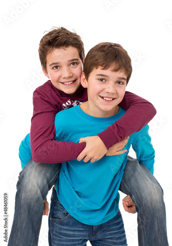 Photo: Ziemlich beste Freunde - Zwei freundliche Jungen huckepack Ziemlich beste Freunde - Zwei freundliche Jungen huckepack