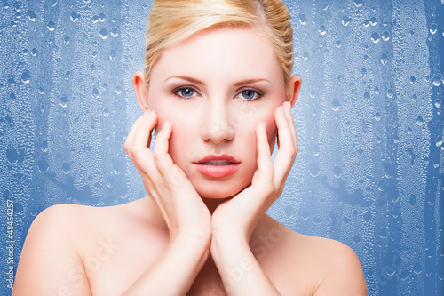 Photo: junge attraktive blonde Frau junge attraktive blonde Frau