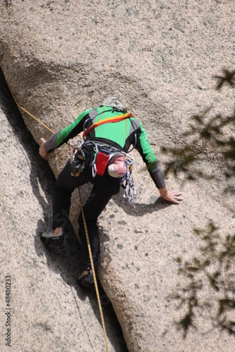 Photo: alpinista w skalnej szczelinie alpinista w skalnej szczelinie