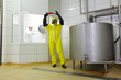 Foto: two professionals in uniforms working in industrial space two professionals in uniforms working in industrial space