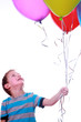 Junge mit bunten Luftballons 2