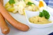 Würstchen mit Kartoffelsalat und Senf