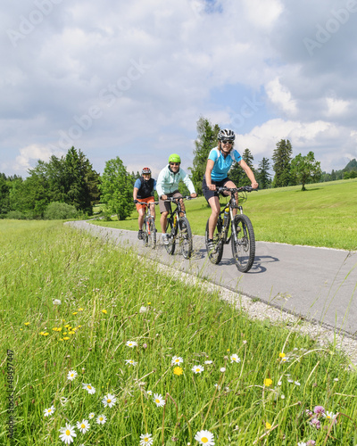 Photo: fröhliche Radtour zu dritt fröhliche Radtour zu dritt