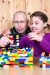 Vater und Tochter spielen mit Bausteinen