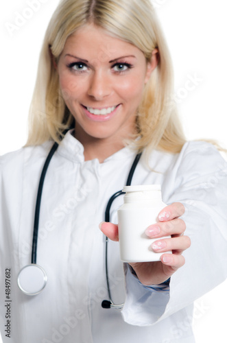 Photo: junge ärztin reicht medikamentendose junge ärztin reicht medikamentendose