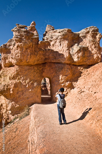 Photo: Jeune garçon sur le Queen's garden trail - Bryce Canyon Jeune garçon sur le Queen's garden trail - Bryce Canyon