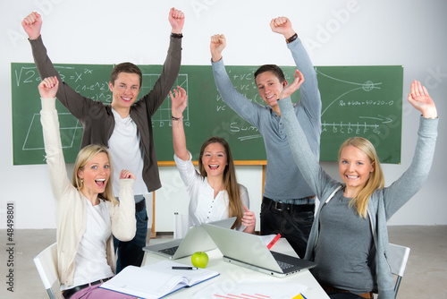 Photo: jubelnde schülergruppe jubelnde schülergruppe