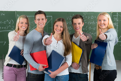 Photo: motivierte schülergruppe zeigt daumen hoch motivierte schülergruppe zeigt daumen hoch