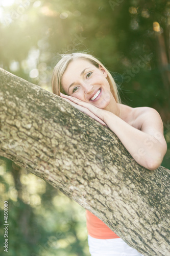 Photo: Frau umarmt Baumstamm Frau umarmt Baumstamm