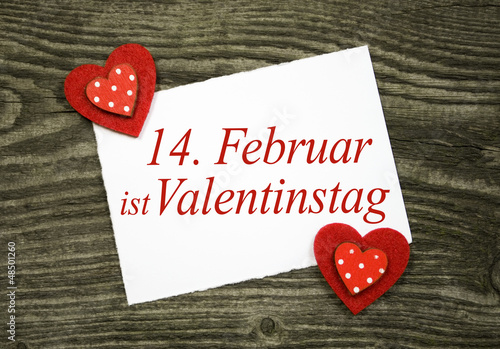 Photo: 2 Klebeherzen mit Karte Valenstinstag auf Holzbrett 2 Klebeherzen mit Karte Valenstinstag auf Holzbrett