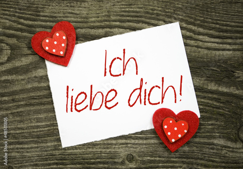 Photo: 2 Klebeherzen mit Karte "Ich liebe dich" auf Holzbrett 2 Klebeherzen mit Karte "Ich liebe dich" auf Holzbrett