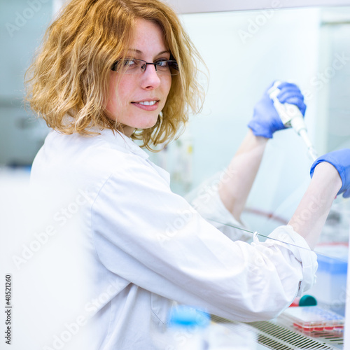 Photo: Portrait of a female researcher doing research in a lab Portrait of a female researcher doing research in a lab