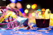 Ambiente de carnaval com bebida em destaque