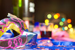 Máscara de carnaval com fundo de festa