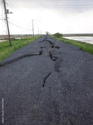 Photo: 地割れした道路 地割れした道路