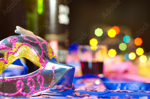 Photo: Máscara de carnaval com fundo de festa Máscara de carnaval com fundo de festa