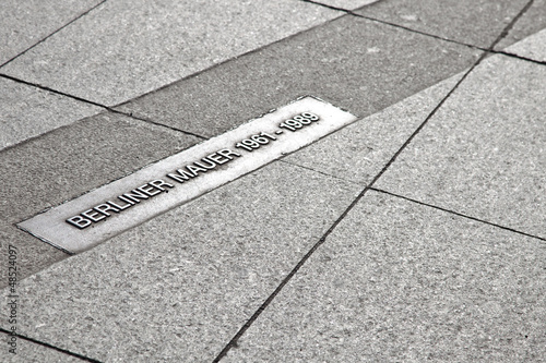 Photo: Berliner Mauer - Markierung in Berlin Berliner Mauer - Markierung in Berlin