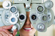 Photo: Junge Frau am Phoropter zum Sehtest Junge Frau am Phoropter zum Sehtest