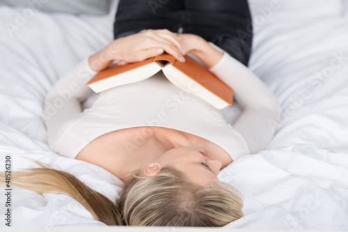 Photo: beim lesen eingeschlafen beim lesen eingeschlafen