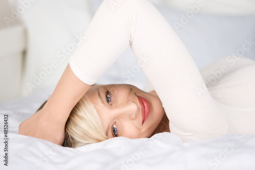 Photo: attraktive frau liegt auf dem bett attraktive frau liegt auf dem bett