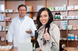 Kundin in der Apotheke