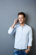 mann telefoniert mit smartphone
