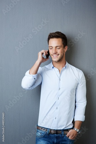 Photo: mann telefoniert mit smartphone mann telefoniert mit smartphone