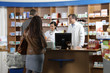 Kunden in der Apotheke