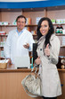Junge Kundin in der Apotheke