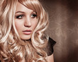 elegante Blondine mit glänzenden Locken / alterable 02_2