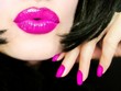 Foto: Sexy young pretty woman with pink lips sending a kiss Sexy young pretty woman with pink lips sending a kiss