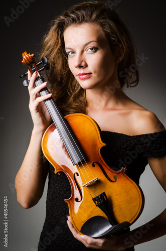 Photo: Woman performer with violin in studio Woman performer with violin in studio