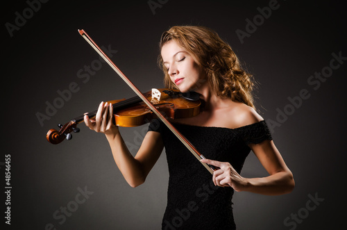 Photo: Woman performer with violin in studio Woman performer with violin in studio