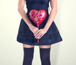 Foto: Attractive young woman with a heart valentine hands. Attractive young woman with a heart valentine hands.