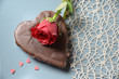 Schokotörtchen in Herzform mit Rose