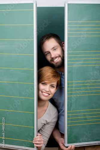Photo: zwei studenten hinter der tafel zwei studenten hinter der tafel
