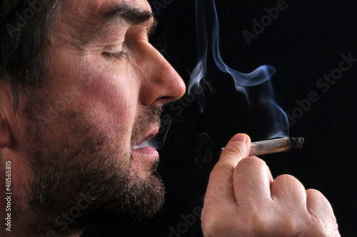 Photo: Le fumeur de cannabis Le fumeur de cannabis