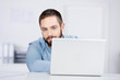 Foto: mann mit laptop im büro mann mit laptop im büro