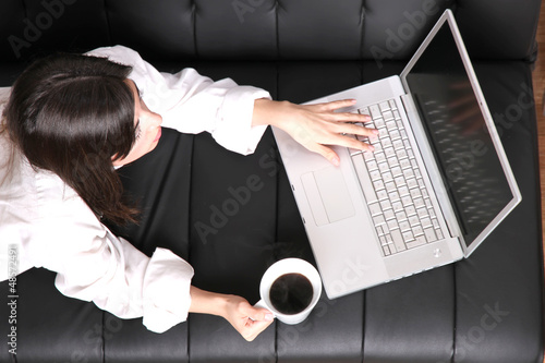 Photo: Frau mit Kaffee und Laptop Frau mit Kaffee und Laptop