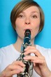Foto: Junge Musikerin spielt Klarinette Junge Musikerin spielt Klarinette