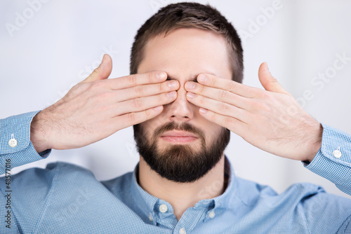 Photo: mann hält sich die augen zu mann hält sich die augen zu