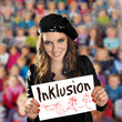 Frau mit Schild Inklusion