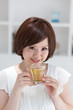 ハーブティーを飲む女の子